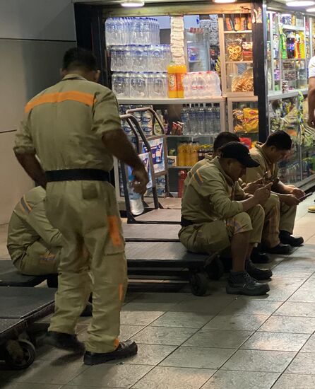 Lustige Szene: die Kofferträger sind alle am daddeln….
Einer kommt dazu…