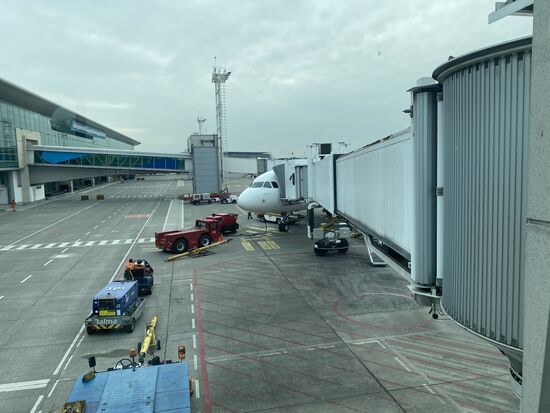 Pünktlich um 08.36 Uhr startet der Flieger—es ist wie Bus fahren, wenn man kein Gepäck hat