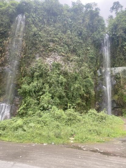 Erstmal gehts eine Stunde die Serpentinen hinunter