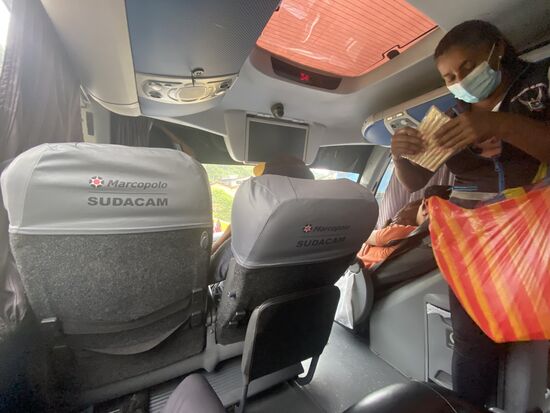 Es geht durch Dörfer und immer wieder springen Händler in den Bus um Süßes, Getränke, Chips oder auch Elektroartikel zu verkaufen