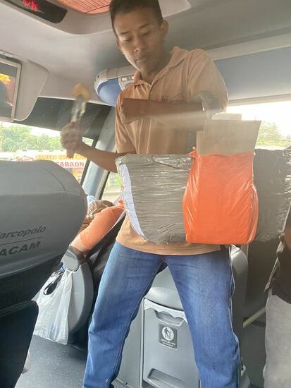 Der bringt duftende kleine Brötchen in den Bus, die mit Ananas gefüllt sind