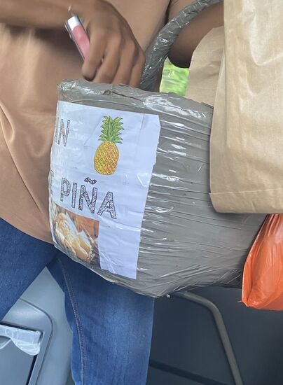 4 Stück 1 US$—die beiden Jungs vor mir sind gute Kunden—sie kaufen fast immer was