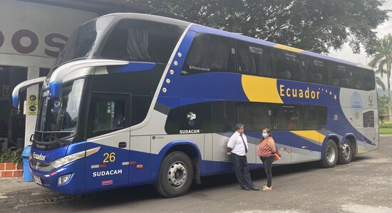Man kann auf Toilette oder auch im Restaurant was essen—oder besser hinunterschlingen—