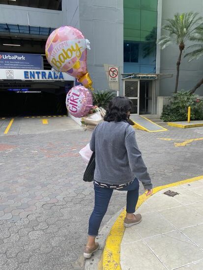 Im Krankenhaus gibt es auch eine Entbindungsstation.
Hier bekommt ein neuer Erdenbürger wohl Besuch. Was ich nicht verstehe: warum gibt es Luftballons mit englischen Texten, wo doch keiner Englisch spricht???