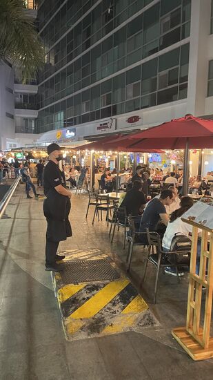 Abends gehen wir an der Malecon essen—es ist viel los—sicher auch weil Wochenende ist…es reiht sich ein Restaurant ans andere—alles verschiedene Küchen—von spanisch bis mexikanisch, italienisch und auch Sushi gibt es.