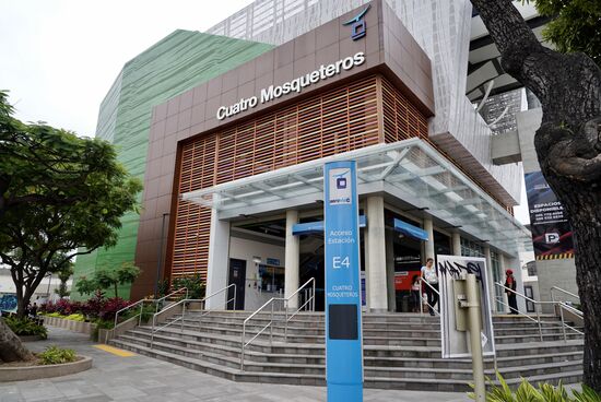 2 US$ muss man auch für die Karte bezahlen, die bekommt man nicht zurück, so verschenken wir sie später an einen Straßenverkäufer—der freut sich.