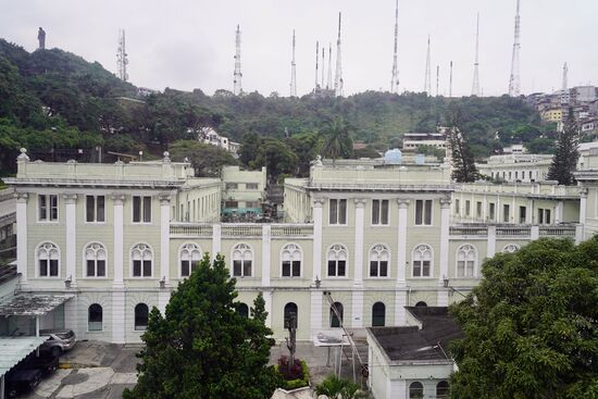 Das ist auch ein Krankenhaus—was auf den ersten Blick schick aussieht—entpuppt sich beim näheren Hinsehen in die Zimmer als sehr gammelig und heruntergekommen
