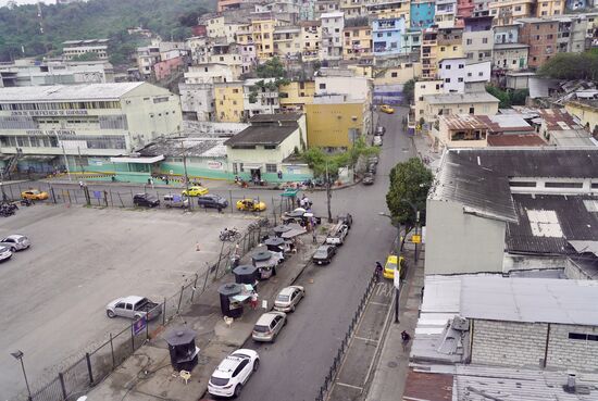 Dort unten, links von der Straße, die dunklen Säulen, sind alles „Freßbuden“