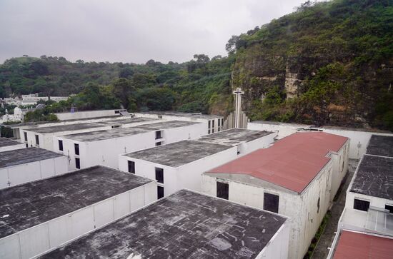Hier sehen wir den Friedhof, den wir letztes Mal besucht haben—hier der „arme“ Teil