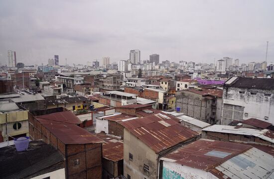 Interessant sind die Dächer—manche haben aufs Dach noch eine kleine Wohnung gebaut…