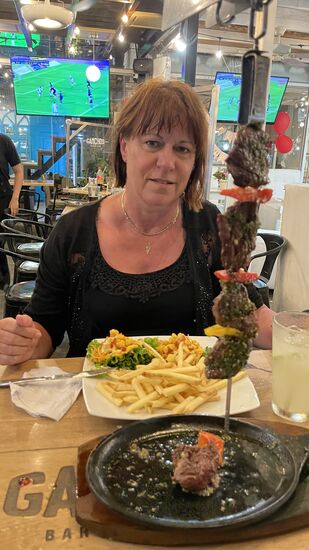 Am Abend gehen wir in eines der vielen Restaurants. Für mich gibt es diesen leckeren Spieß, Thomas nimmt Salat mit Scrimps. Beides ist sehr gut und relativ günstig.