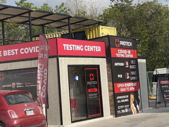 Zum Thema Corona hier in Mexiko: einige tragen Masken, in Geschäften ist es noch Pflicht—man wird am Eingang drum gebeten, eine zu tragen und außerdem wird überall Fieber gemessen.
Warum es noch so viele Teststationen gibt, ist mir ein Rätsel—Kunden sieht man keine