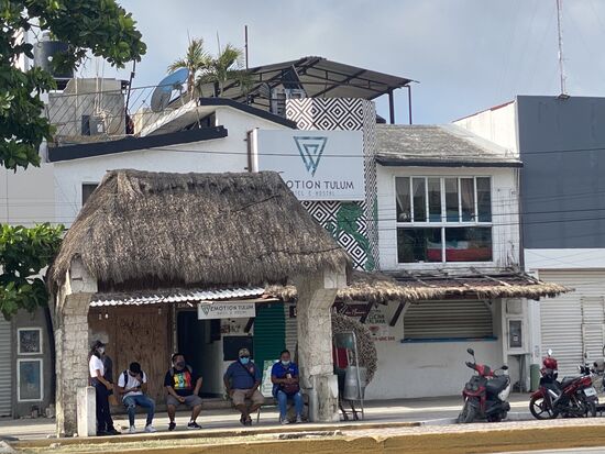 So sieht übrigens eine Haltestelle für die kleinen Sammelbusse aus-die Collectivos.
Wer zuerst kommt, mahlt zuerst, aber wie schon bekannt: hier passen auf jeden Platz 2 Personen!