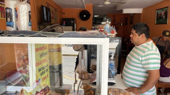 Na—was gibt es hier wohl? Diesem junge Gourmet läuft beim Einkauf das Wasser im Mund zusammen. Mir allerdings auch—denn hier gibt es…