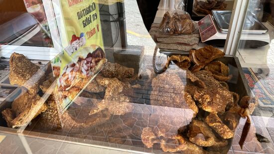 Echte gebackene Schweinekrusten!! So manch einem schüttelt es jetzt—aber ich weiß, dass es beim Spanferkelbraten daheim  immer Liebhaber gibt, die davon nicht genug kriegen können.
Auch Thomas schüttelt den Kopf, als ich hier einkaufe—aber ratet mal, wer nach dem ersten Bissen fast süchtig wurde?
Ich kenne diesen Genuß von Kuba—da wurden diese in kleinen Tütchen auf der Straße verkauft