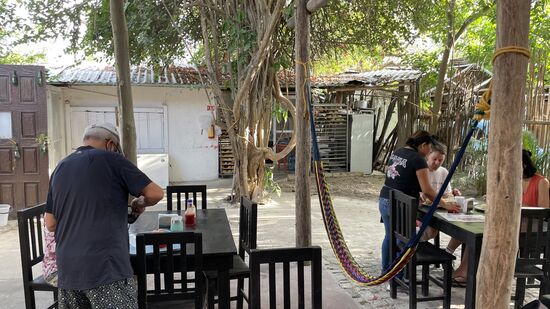 Aber hier gibt es einen netten Garten im Hof, wo man sein Frühstück verspeisen kann