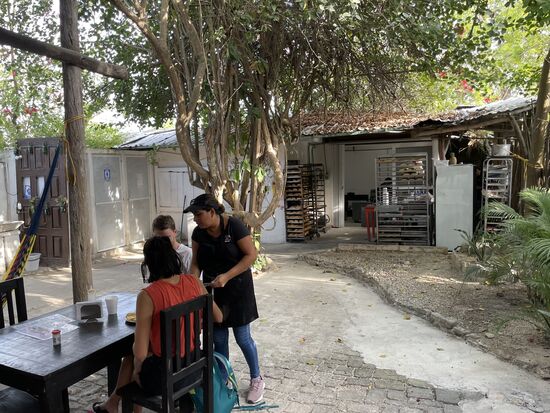 Da wir hier ja keines haben, nutzen wir mal die Chance. Ein Croissant, ein großer Keks und 2 Kaffee kosten nur etwa 5 Euro—Hinten sieht man die Backstube