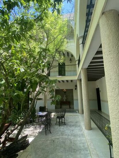 Man stockt noch auf, das Geschäft scheint zu laufen, obwohl hier auch nicht alles ausgebucht ist.