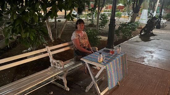 Kurzerhand klappte uns der junge Besitzer einen Tisch an der Parkbank aus, die bei seinem Restaurant stand aus