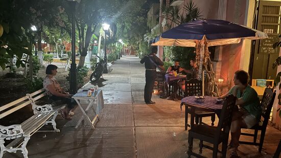 Ein Musiker spielte ein Ständchen, so erübrigt sich auch jedes Gespräch 