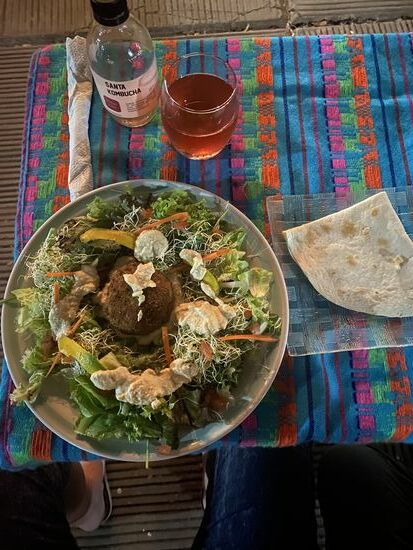 Es gibt für mich einen sehr gesunden Salat und Falafel-für Thomas einen Falafel-Hamburger und dazu für uns beide Kambucha