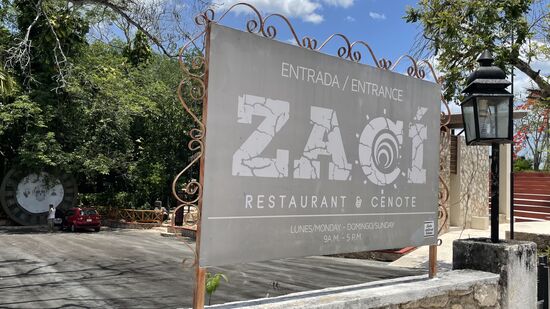 Die berühmte Cenote „Zaci“ , die sich mitten in der Stadt befindet, ist geschlossen, das weiß ich schon aus dem Internet.
Die Stadt „Valladolid“ wurde auf der Maya-Stadt „Zaci“ mit den original Steinen gebaut.
Lange Jahre gab es blutige Auseinandersetzungen zwischen den spanischen Kolonialisten und den Mayas