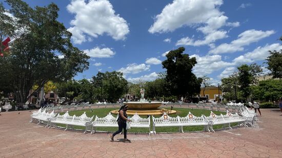 Froschkönig-Brunnen mitten im Park