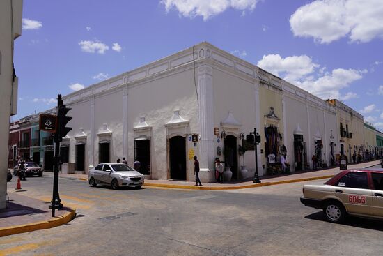 Unser nächstes Ziel ist ein Kloster—die Häuser hier erinnern mich sehr an Kuba—wie so vieles hier