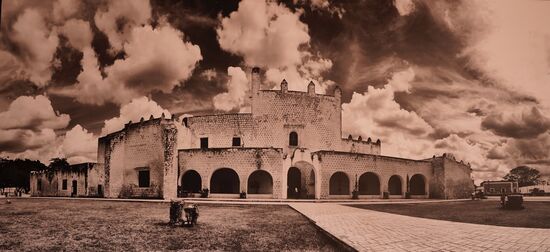 In einem der Gänge hängt ein Bild, wie das Kloster einst aussah…
