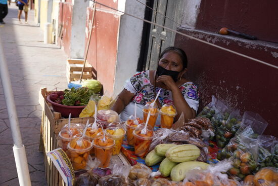 Hier kaufen wir uns  eine Tüte geschnittene Mango—die blöde Tante hat da aber einen dicken Stein mit reingelegt…