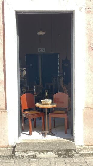 …man kan sozusagen an der Straße sitzen..