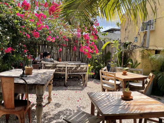 ..oder in diesem süßen Hof Kaffee trinken