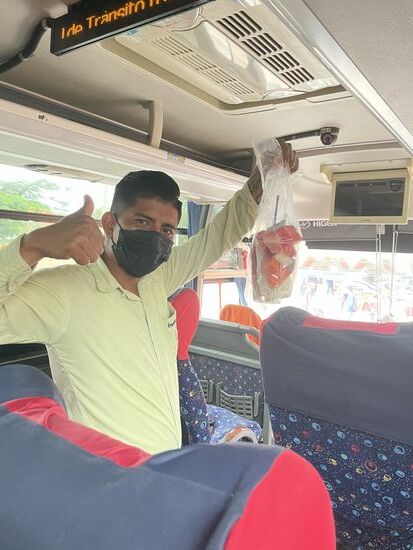 Immer wieder steigen Verkäufer ein —wir kaufen mit Hähnchen gefüllte Teigtaschen und ich noch etwas Obst