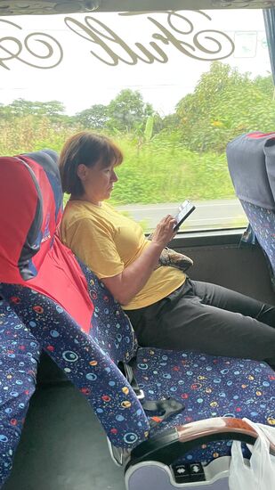 Um 11.25 Uhr—also fast pünktlich gehts los—der Bus ist ziemlich leer, sodass wir viel Platz haben