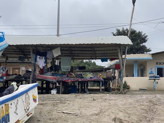 Mir ist nicht klar, was die hier machen—es liegen Matratzen hier, Wäsche und Tücher—wohnen sie hier?