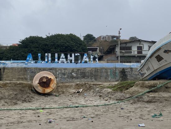 Es ist kein schöner Strand, aber sehr interessant!—Nach etwa 2km gehe ich oben auf der Straße durch den Ort zurück