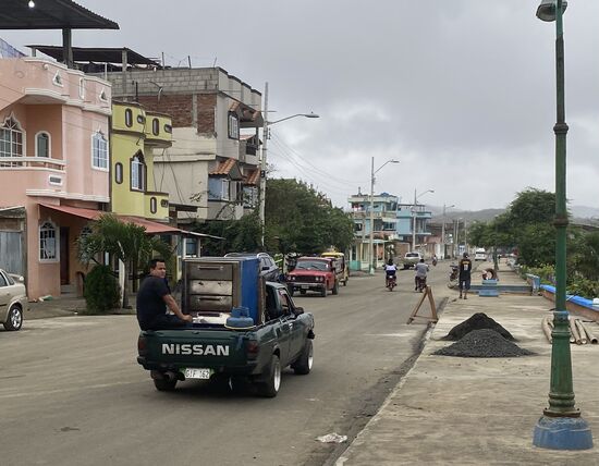 Ich höre Lautsprecher-Durchsagen, so als wenn eine Warnung ausgerufen wird—aber es ist ein Verkaufswagen, der warme gefüllte Teigtaschen verkauft