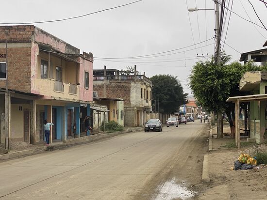 An der Straße, die durch den Ort führt, sind die Häuser sehr heruntergekommen