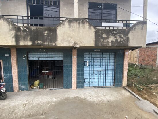 Was hier wohl aus den Klappen heraus verkauft wird??
Sieht gefährlich aus…