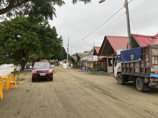 Hier bin ich an der anderen Seite vom Strand, es sieht etwas touristischer aus: Stühle am Strand….