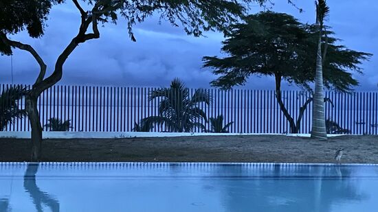 Am frühen Abend bin ich zurück und wir wollen in eines der Strandlokale zum Essen gehen, aber im Hotelrestaurant scheint man auf uns zu warten. Und da wir die einzigen Gäste hier sind, beschließen wir hier zu essen.