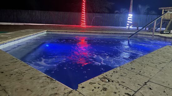 Dann schmeißt uns der Chef noch den Jacuzzi an und wir entspannen darin noch ein Stündchen vor dem Schlafen gehen…