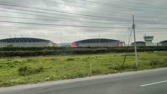 Wir kommen am größten Gefängnis von Ecuador vorbei, welches sich nur wenige Kilometer hinter Guayaquil befindet.