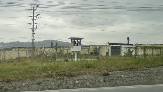 Hier finden oft Bandenkriege und Aufstände statt. Die spektakulärsten waren letztes Jahr im September mit über 100Toten und im November mit knapp 70 Toten.
Ecuador ist die Drehscheibe des internationalen Drogenhandels in alle Richtungen