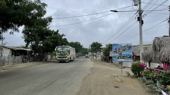 An der Hauptstraße vor unserem Hotel—ein großer Bus kommt gerade.