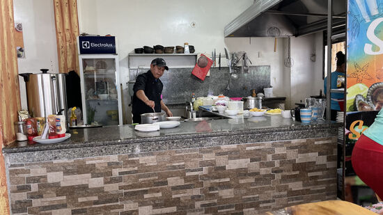 Hier reiht sich ein Restaurant neben das nächste und wir werden schnell fündig