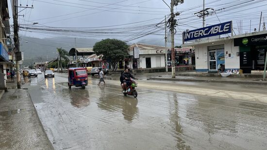Es nieselt den ganzen Tag und hier verwandeln sich die Straßen in Schlammstraßen—gegen 16 Uhr sind wir wieder zurück