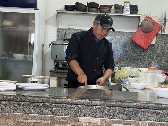 Man kann dabei zusehen , wie das Essen zubereitet wird