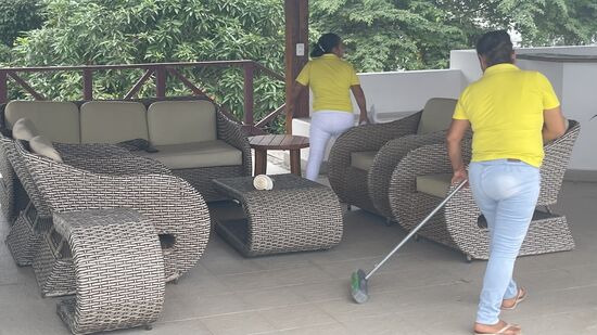 Dann begeben wir uns auf den Hochsitz, der gerade sauber gemacht wird—anscheinend sind wir hier die ersten Gäste nach sehr langer Zeit-alles ist angestaubt und etwas vernachlässigt