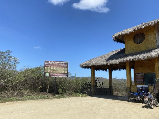 Auch hier muß man sich am Eingang mit 2 Angaben registrieren: mit Passnummer und dem Alter—komisch—oder?